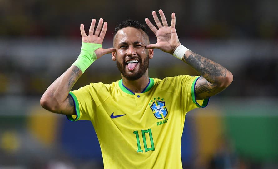 Brazílski futbaloví reprezentanti Neymar, Vinícius Júnior a Richarlison si po kvalifikačnom zápase o postup na majstrovstvá sveta 2026 ...