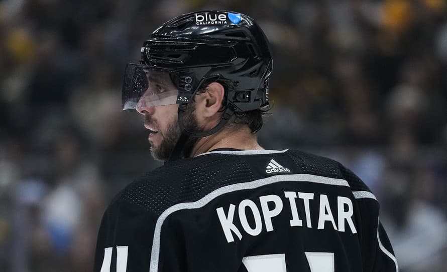 Špeciálny moment pre hokejového útočníka Anžeho Kopitar (36). Zápas proti Bostonu Bruins (2:4) bol totiž jeho 1 297. stretnutím v drese ...