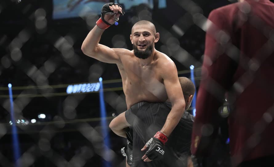 Hviezdny bojovník UFC Khamzat Chimaev šokoval po svojom veľkolepom triumfe. V pozápasovej reči v anglickom jazyku vyzýval na mier, ale ...