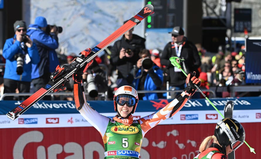 Slovenská lyžiarka Petra Vlhová skončila v prvej súťaži novej sezóny zjazdárskeho Svetového pohára na treťom mieste. V sobotnom obrovskom ...