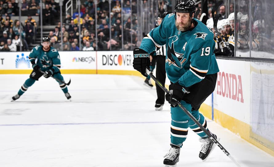 Joe Thornton oficiálne ukončil kariéru v hokejovej NHL. Štyridsaťštyriročný bývalý kanadský útočník odohral v profilige 24 sezón, naposledy ...