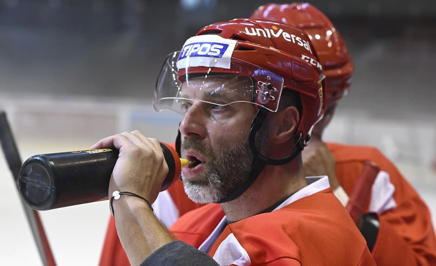 Ostrieľaný hokejový obranca Tomáš Starosta (42) sa v zápase 14. kola jeho Dukly Trenčín proti Nový Zámkom blysol parádnym gólovým sólom.