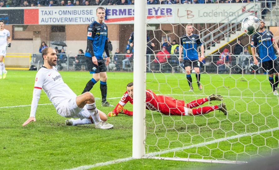 Holandský futbalista Bas Dost (34) skolaboval v nedeľňajšom zápase 10. kola Eredivisie medzi AZ Alkmaar a NEC Nijmegen.