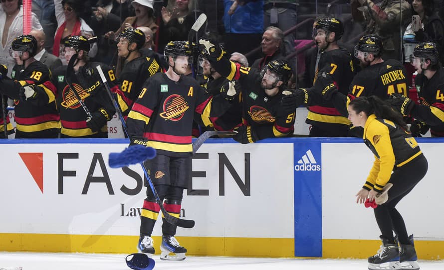 Hokejisti Vancouveru zvíťazili v noci na stredu v zámorskej NHL nad Nashvillom 5:2. Hetrikom sa v drese Canucks blysol Švéd Elias Pettersson, ...