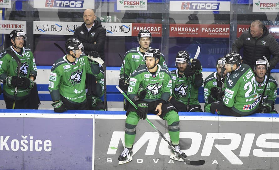 Hokejisti Nových Zámkov sa po štyroch prehrách po sebe s dvoma bodovými zápismi za remízy v riadnom hracom čase konečne tešili z výhry ...