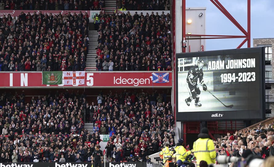 Anglický futbalový klub Nottingham Forest si počas nedeľného zápasu Premier League pripomenul tragické úmrtie hokejistu Adama Johnsona, ...