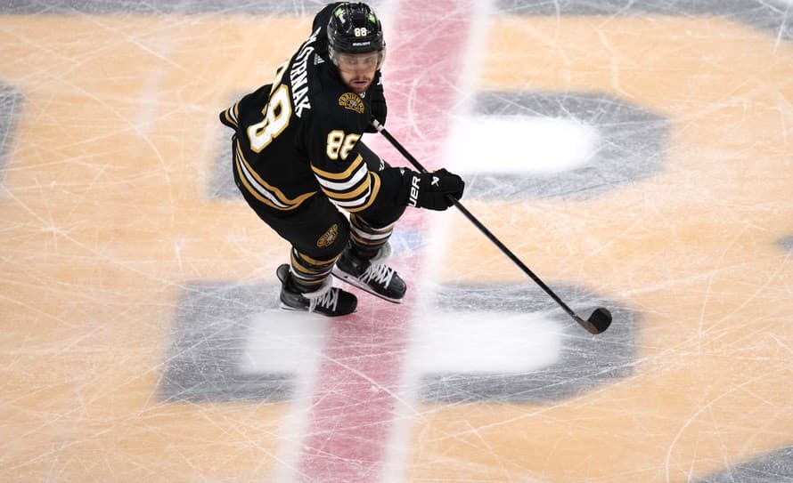 Krásne gesto smerom k spoluhráčovi! Český hokejový útočník David Pastrňák (27) ukázal v zápase zámorskej NHL, že má veľké srdce.