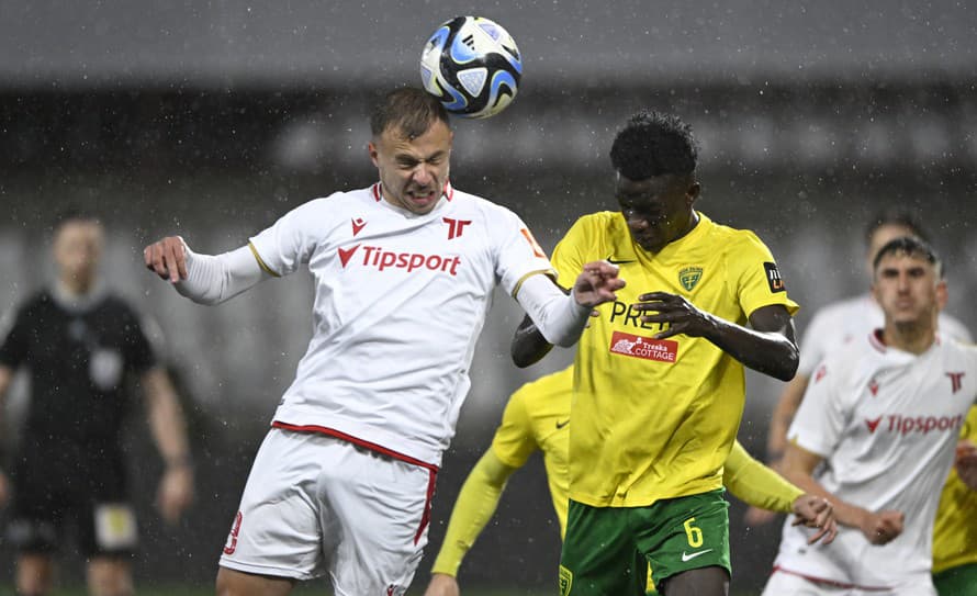 Futbalisti druhého tímu tabuľky MŠK Žilina remizovali v piatkovom zápase 14. kola Niké ligy na ihrisku tretieho AS Trenčín 0:0.