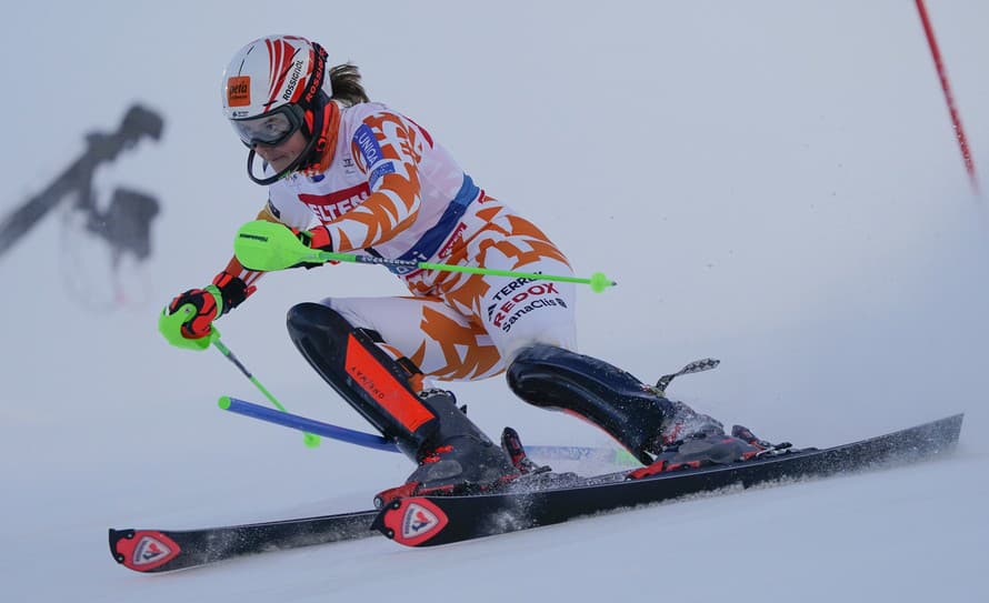 Slovenská lyžiarka Petra Vlhová sa usadila na čele po 1. kole úvodného slalomu sezóny Svetového pohára. 