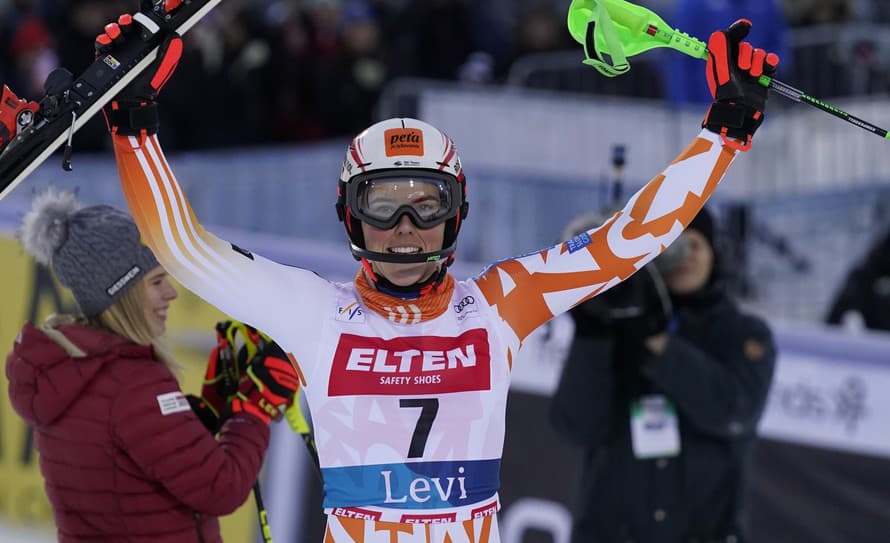 Slovenská lyžiarka Petra Vlhová suverénnym spôsobom vyhrala úvodný slalom novej sezóny Svetového pohára. 