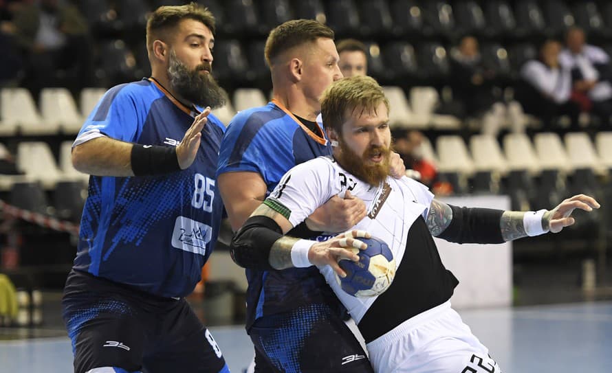 Je hitom internetu! Bývalý slovenský reprezentant v hádzanej Andrej Petro (37) pobavil počas zápasu Niké Handball Extraligy divákov v ...