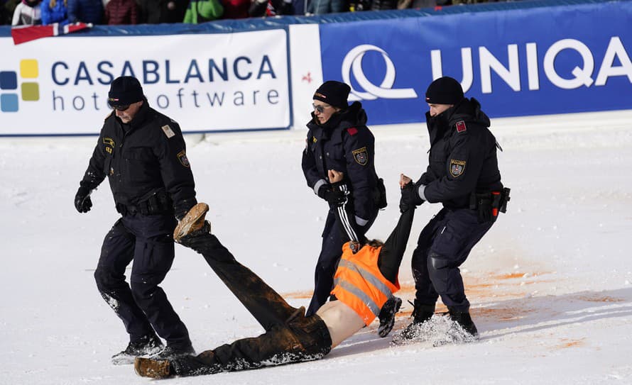 Vyvrcholenie úvodného slalomu novej sezóny Svetového pohára alpských lyžiarov narušili klimatickí aktivisti. Prenikli do cieľového priestoru ...