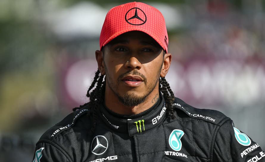 Britský motoristický pretekár Lewis Hamilton (38) sa v tejto sezóne zaujímal o zmluvu s Red Bullom i Ferrari.