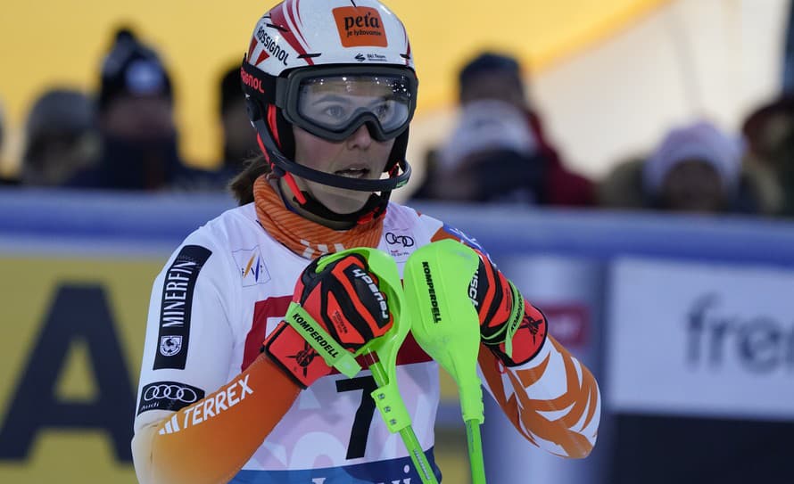 Slovenská lyžiarka Petra Vlhová figurovala na treťom mieste po úvodnej pätnástke 1. kola slalomu Svetového pohára v americkom Killingtone.