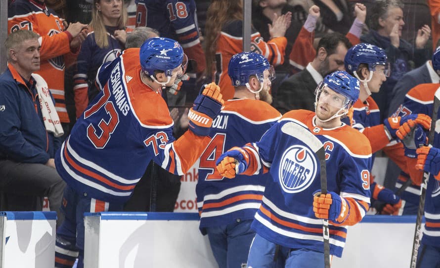 Hokejisti Edmontonu zvíťazili v noci na pondelok v NHL nad Anaheimom vysoko 8:2. Kapitán domácich Connor McDavid (26) sa na triumfe podieľal ...