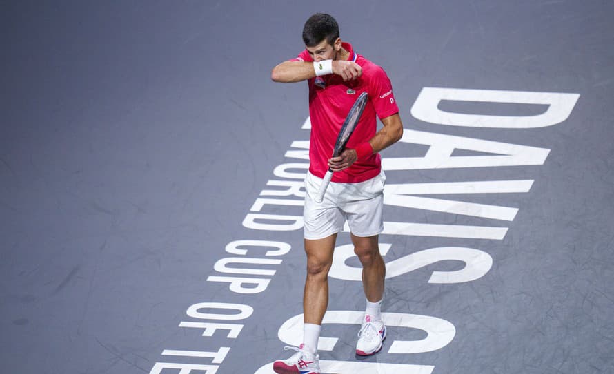 Srbský tenista Novak Djokovič (36) sa dostal pod paľbu kritiky. Niektorí volajú po jeho suspendácii.