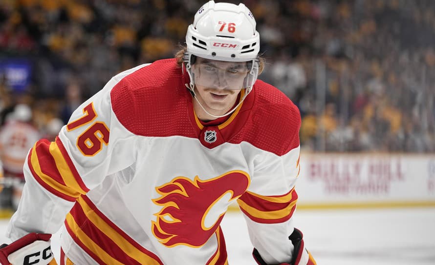 Craig Conroy, generálny manažér Calgary Flames, je nadšený z výkonov nováčikov Martina Pospíšila (24) a Kanaďana Connora Zaryho.