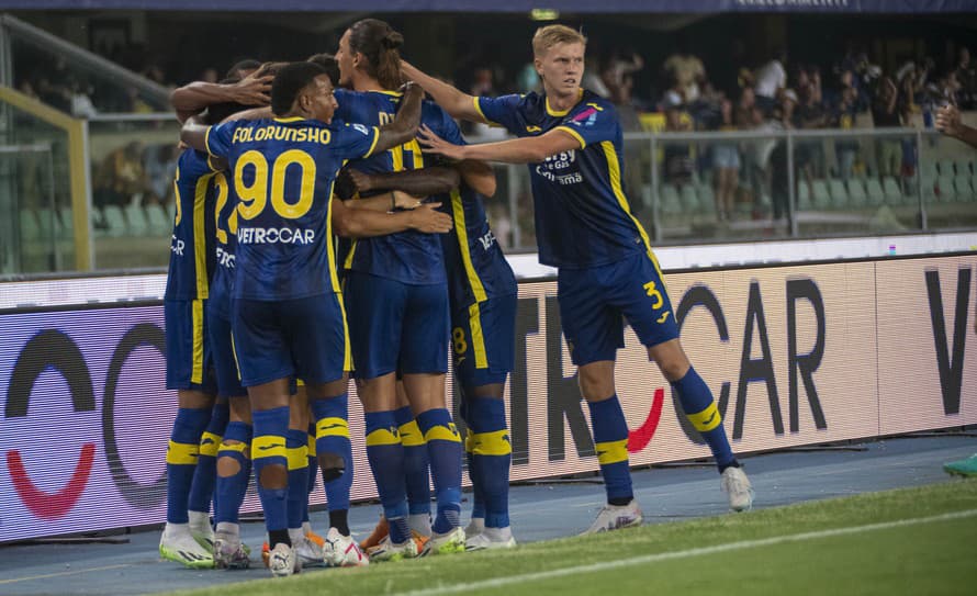 Futbalisti Hellasu Verona remizovali v pondelkovom zápase 13. kola talianskej Serie A s US Lecce 2:2. 