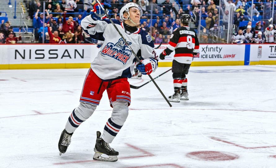 Ako z rozprávky! Talentovaný útočník Adam Sýkora (19), ktorého vlani draftoval slávny klub NHL NY Rangers, zažíva premiérovú sezónu v ...