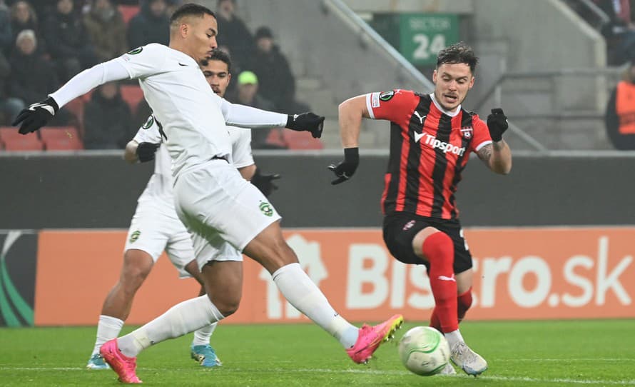 Na snímke vpravo hráč Spartaka Martin Bukata a hráč Ludogorca Noah Sonko.