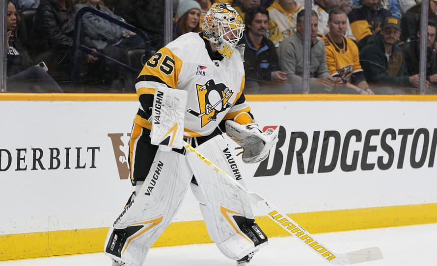 Prepisoval históriu! Hokejový brankár Pittsburghu Penguins Tristan Jarry (28) strelil v nočnom zápase NHL proti Tampe Bay (4:2) gól.