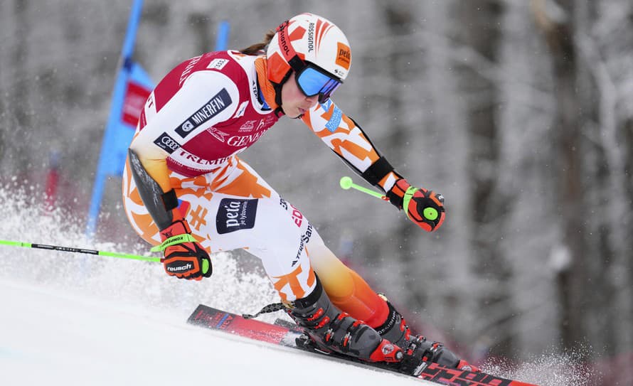 Slovenská lyžiarka Petra Vlhová (28) zašla v 1. kole sobotňajšieho obrovského slalomu Svetlového pohára štvrtý najlepší čas.
