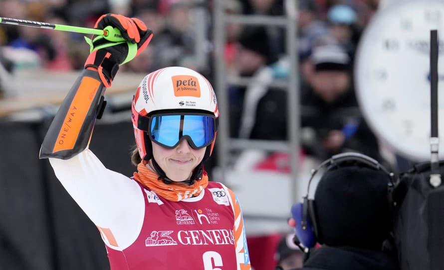 Slovenská lyžiarka Petra Vlhová (28) skončila v sobotňajšom obrovskom slalome Svetlového pohára na druhom mieste.