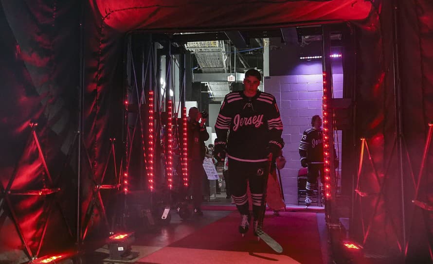 Slovenský hokejista Šimon Nemec zaujal svojím debutom v NHL fanúšikov i médiá. 