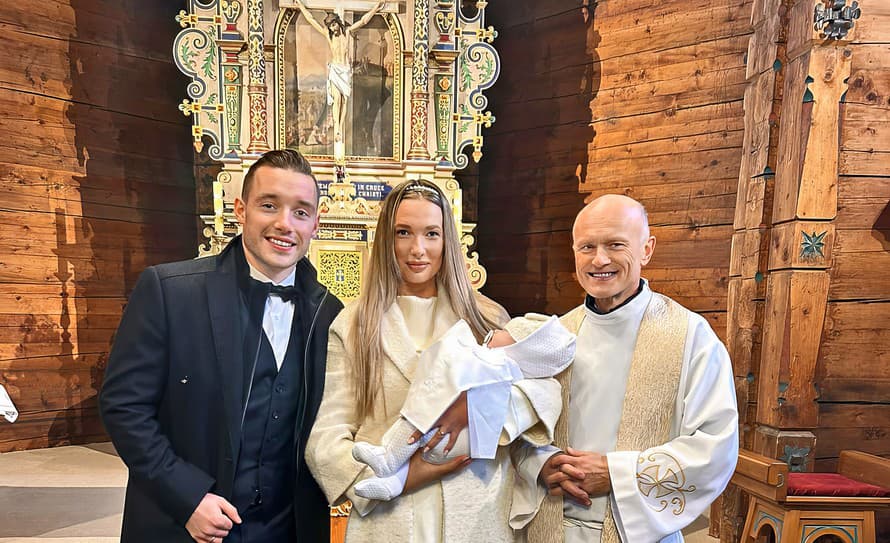 Nečakaný outfit! Hokejový útočník v službách českého majstra z Třinca Marko Daňo (29) pokrstil v sobotu svojho prvého potomka - syna ...
