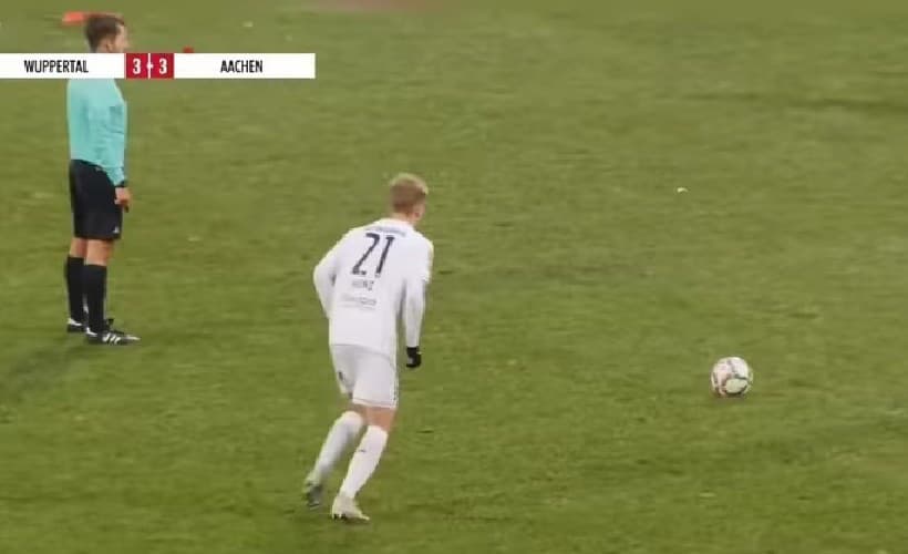 Unikátny zásah! Futbalový útočník štvrtoligového nemeckého klubu Alemannia Aachen Anton Heinz (25) sa postaral o nevšedný zápis.