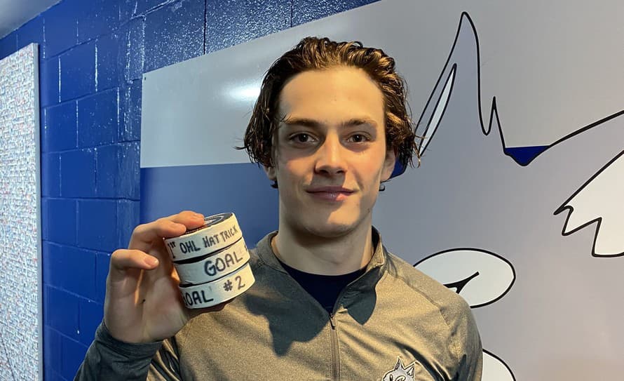 Slovenský hokejista Dalibor Dvorský (18) strelil v juniorskej OHL už svoj 15. gól v sezóne. Jeho tím Sudbury však prehral 2:3 po predĺžení ...