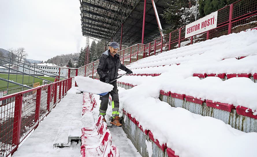 Bude to futbal alebo guľovačka? Už minulý víkend bol stav ihrísk v Trenčíne a v Zlatých Moravciach vplyvom chladného počasia alarmujúci ...