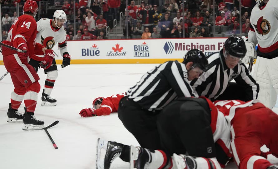 Hrozná chvíľa! V stretnutí hokejovej NHL medzi Ottawou a Detroitom došlo k škaredému zraneniu kapitána Red Wings Dylana Larkina. Ten ...