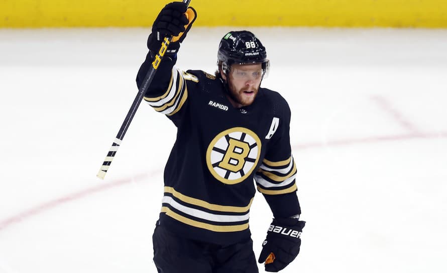 Hokejisti Bostonu Bruins vyhrali v noci na sobotu v zámorskej NHL na ľade New Yorku Islanders 5:4 po predĺžení a samostatných nájazdoch. ...