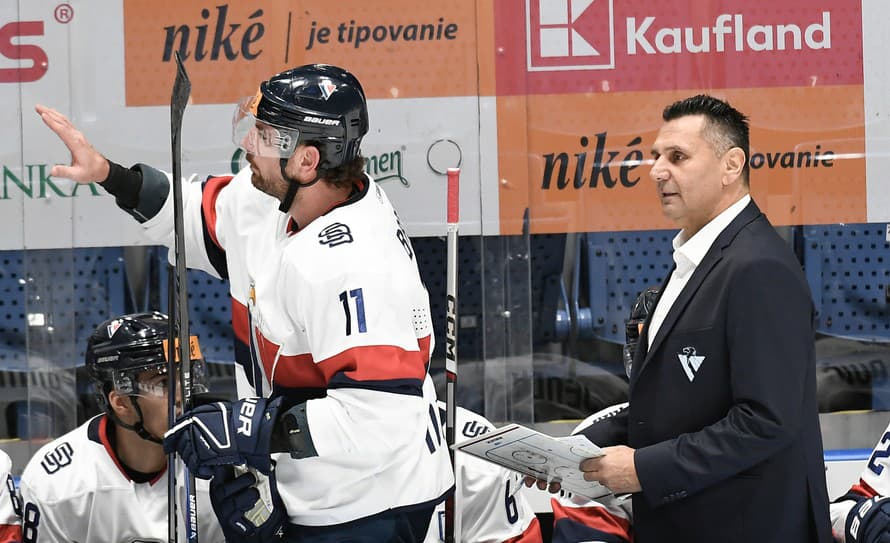 Americký hokejista Chris Brown a Kanaďan Shawn Lalonde predčasne skončili v Slovane Bratislava. Klub to potvrdil na svojom webe.