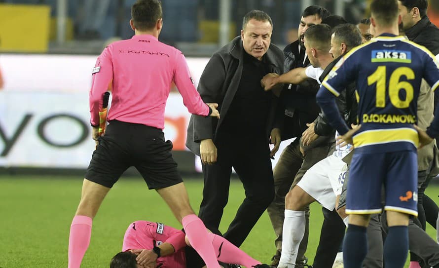 Obrovský škandál v tureckej futbalovej lige vyvolaný vtedajším prezidentom MKE Ankaragücü (medzitým rezignoval) Farukom Kocom (59), ktorý ...