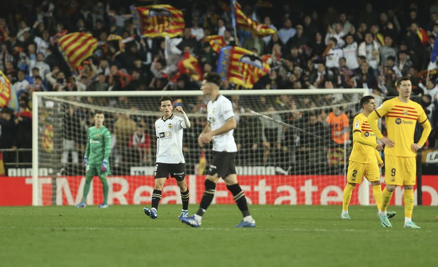 Futbalisti FC Barcelona remizovali v sobotnom dueli 17. kola španielskej La Ligy na ihrisku FC Valencia 1:1.