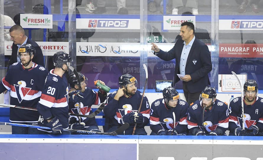 Vedenie hokejového Slovana Bratislava sa dohodlo s hlavným trénerom A mužstva Vladimírom Růžičkom i jeho asistentmi Rudolfom Jendekom ...