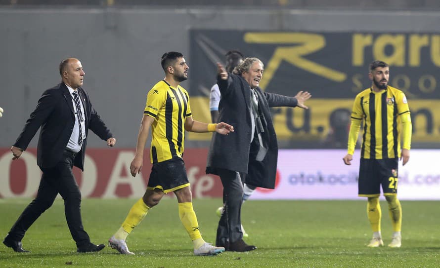 Len niečo vyše týždňa uplynulo od incidentu, keď rozhodca dostal päsťou do tváre v zápase Rizesporu proti Ankaragücü a turecká najvyššia ...