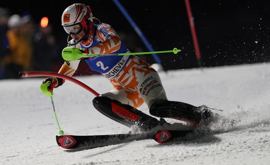 Slovenská lyžiarka Petra Vlhová figurovala po elitnej pätnástke 1. kola štvrtkového slalomu Svetového pohára na druhom mieste.