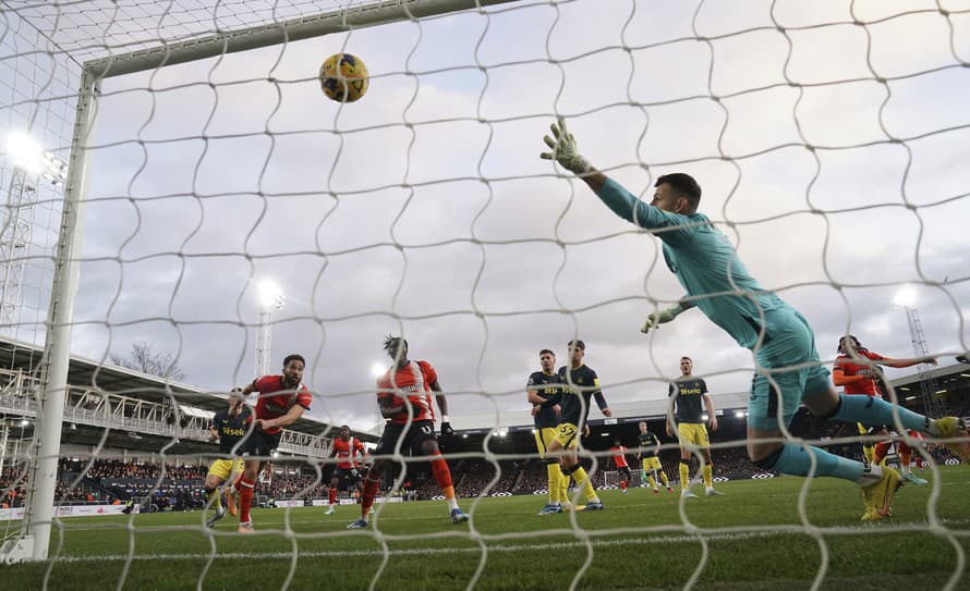 Futbalisti Newcastlu United prehrali v sobotnom zápase anglickej Premier League na ihrisku Lutonu 0:1. 