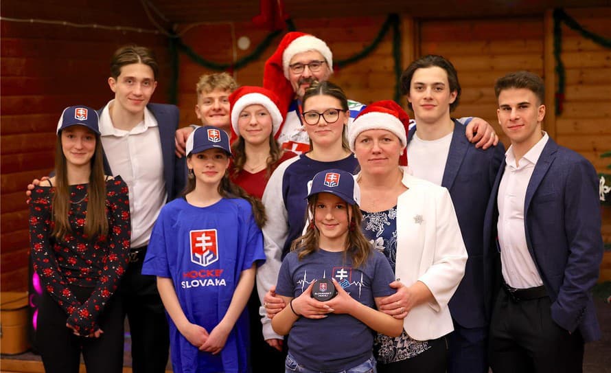 Slovenská hokejová reprezentácia do 20 rokov strávila vo Švédsku azda najkrajšie Vianoce za uplynulé roky pred štartom juniorského ...