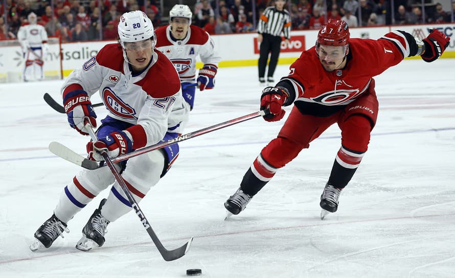 Hokejisti Montrealu prehrali v piatkovom stretnutí zámorskej NHL na ľade Caroliny 3:5. Slovenský útočník Juraj Slafkovský (18) sa v ich ...