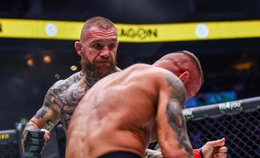 Popredný český MMA zápasník Karlos Vémola si v pražskej O2 aréne pripísal druhú prehru v tomto roku, potom čo ho nečakane hneď v prvom ...