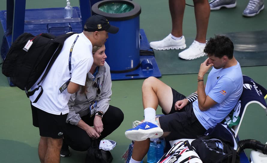 Zápas 1. kola kvalifikácie na tenisovom turnaji ATP v austrálskom Brisbane narušila prítomnosť hada, ktorý sa priplazil ku kurtu.