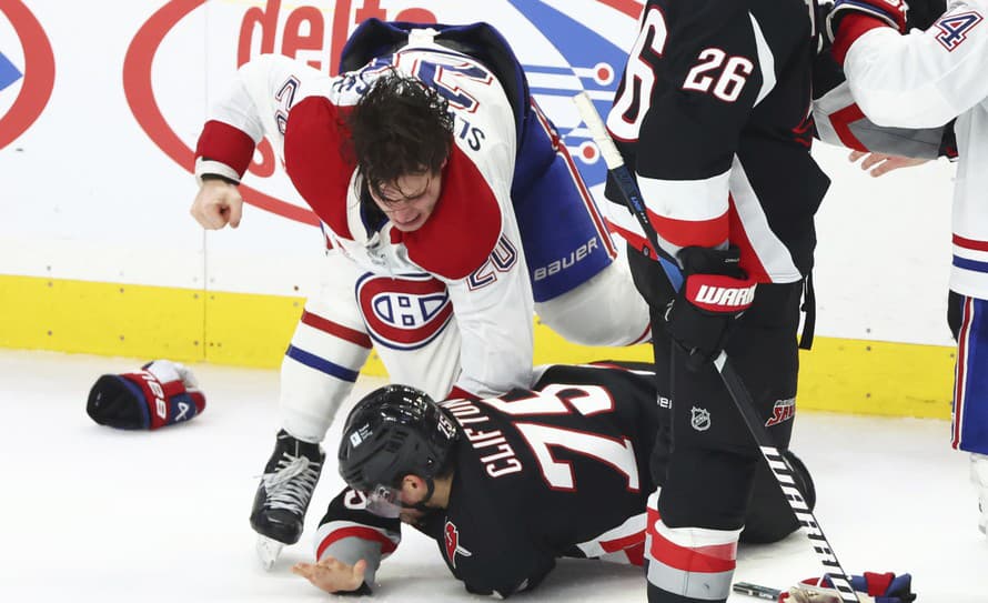 Slovenský hokejový útočník Juraj Slafkovský (19) v zápase Montrealu Canadiens proti Floride Panthers ukázal pravého tímového ducha.