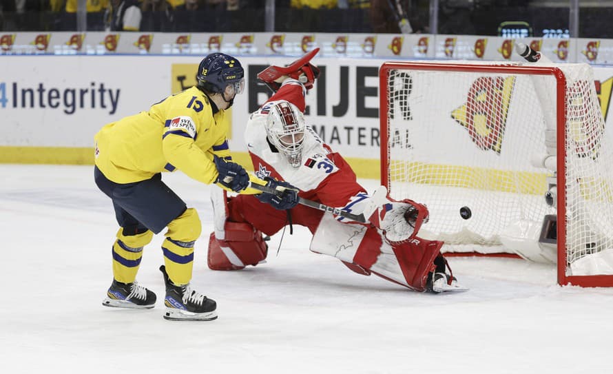 Hokejisti domáceho Švédska sa stali prvými finalistami MS hráčov do 20 rokov. Vo štvrtkovom semifinále v Göteborgu zdolali Česko 5:2, ...
