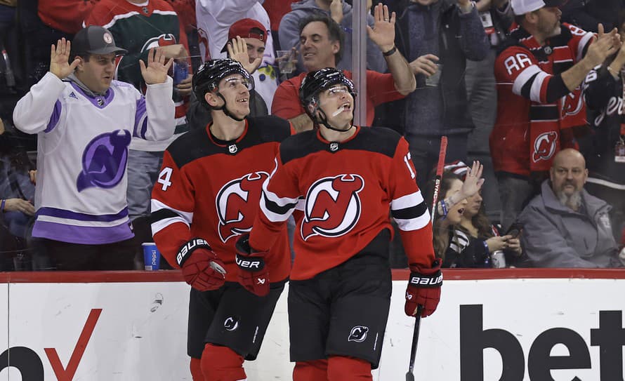 Slovenský hokejista Šimon Nemec sa gólom a asistenciou podieľal na víťazstve New Jersey nad Chicagom 4:2 v sobotňajšom zápase NHL.