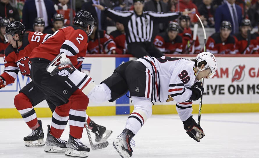 Kanadský hokejista Connor Bedard z Chicaga nedohral v noci na sobotu duel zámorskej NHL proti New Jersey (2:4). Osemnásťročný generačný ...