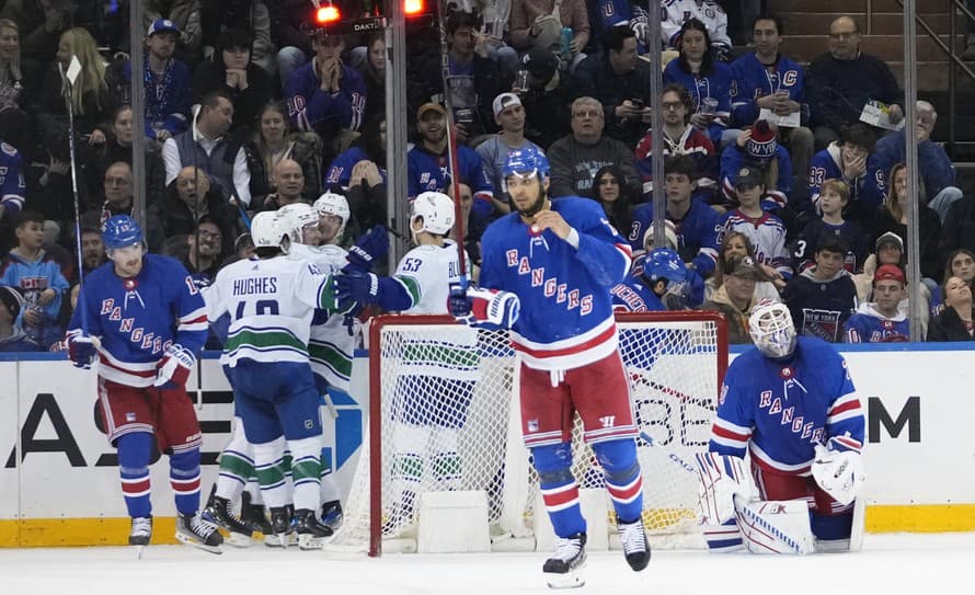 Hokejisti Vancouveru Canucks vyhrali v šlágri zámorskej NHL na ľade New Yorku Rangers 6:3.